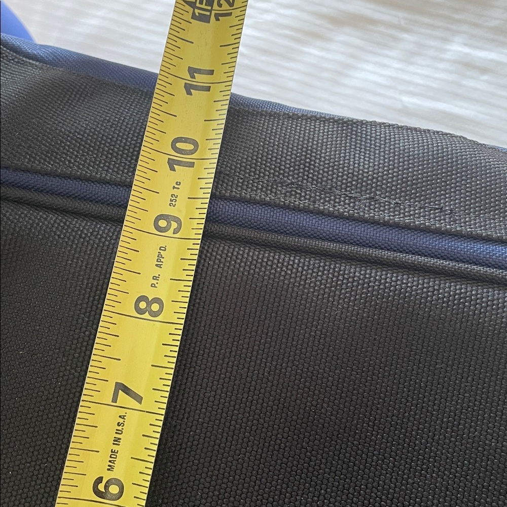 High Sierra Duffel Bag - great pockets and construction - Picture 7 of 10